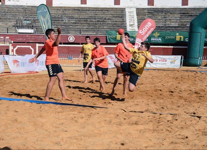 El II Torneo de Balonmano Playa dará comienzo mañana en el paraje del Peñón. BM Soria
