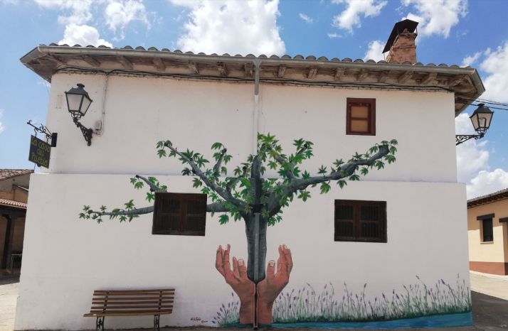 Mural de 'Las manos de la Tierra' en Torralba del Burgo.