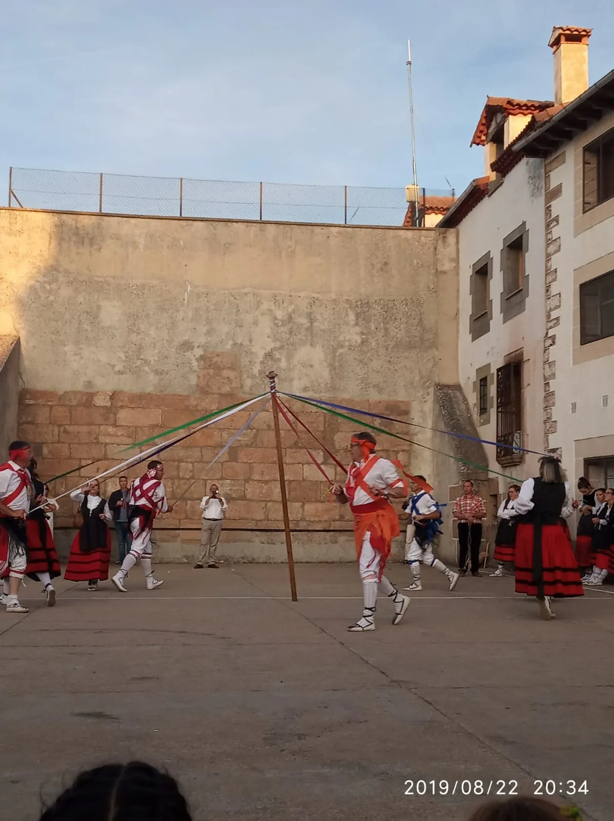 Foto 2 - El Grupo de Danzantes de Valdeavellano, en Villar del Ala