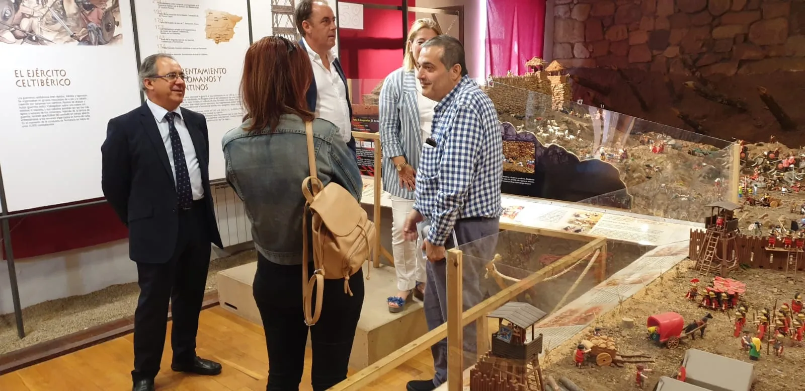 Foto 2 - La exposici&oacute;n de 'clicks' en Garray recibe a su visitante n&uacute;mero 10.000