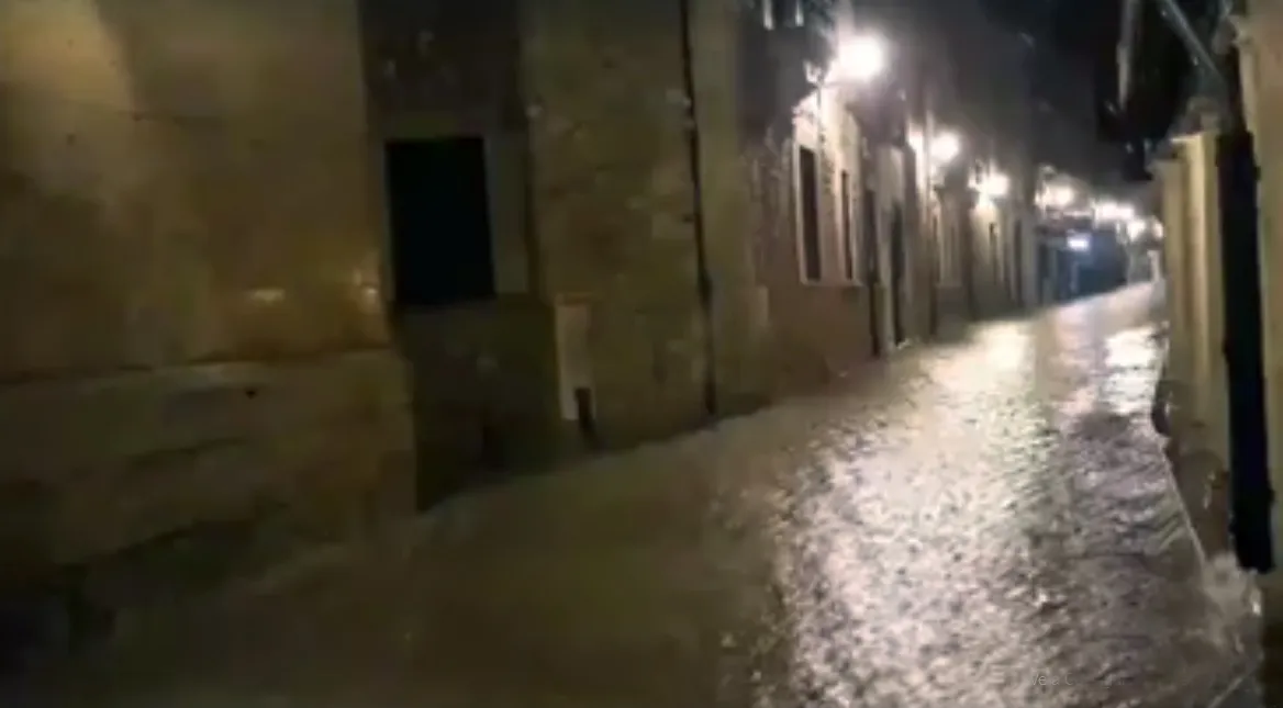 Una de las calles burgenses tras la tormenta. /Pilar García