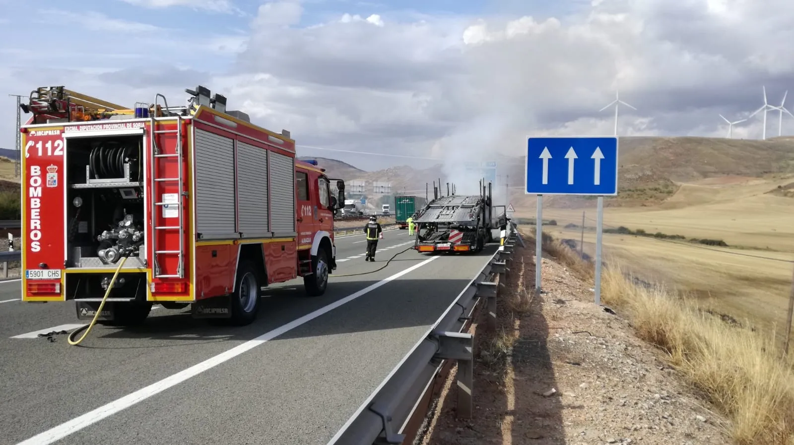 Foto 2 - Arde un cami&oacute;n en la A-2