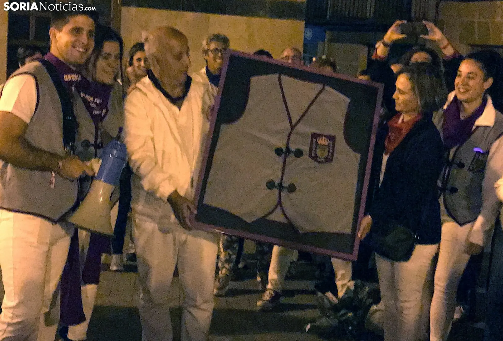 Entrega del chaleco de los quintos al municipio olvegueño. /SN