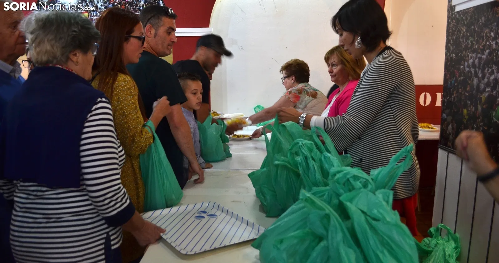 Una imagen de la comida vecinal en Los Pajaritos. /SN