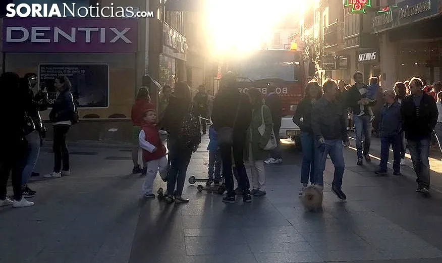 Foto 2 - El humo de un cuadro el&eacute;ctrico hace intervenir a los bomberos en el Collado