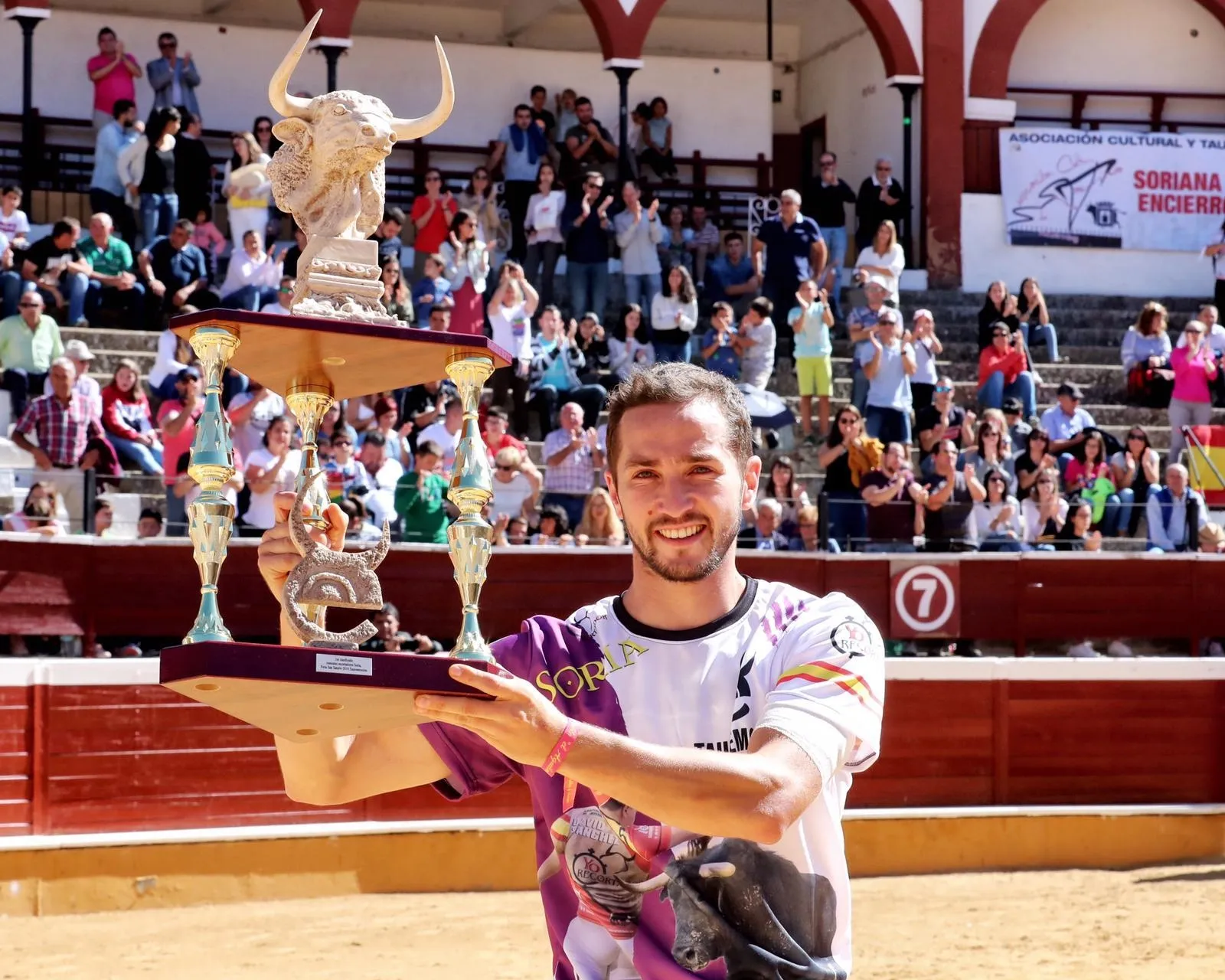 Foto 11 - J. P. Villanueva 'Aguilucho', campe&oacute;n del Concurso Nacional de Recortes de Soria