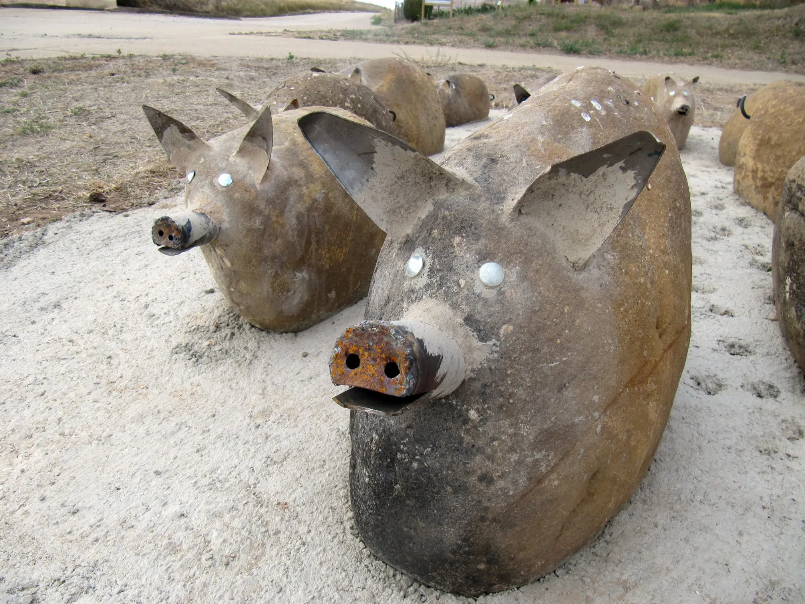El museo al aire libre de Almarail culmina su rincón de homenaje al cerdo. 