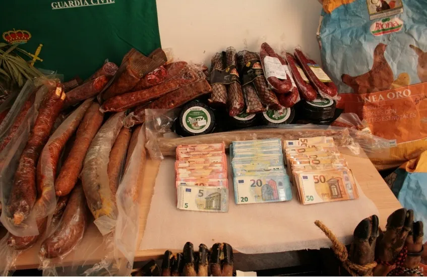 Foto 2 - Requisados 30 kilos de marihuana y 20 jamones
