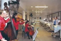 Laura Asensio comparte mucho más que acordes con los alumnos participantes en el proyecto de Música Anpil.