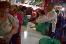 Una imagen de la comida vecinal en Los Pajaritos. /SN