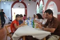 Una imagen de la comida vecinal en Los Pajaritos. /SN