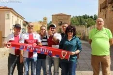 La afición oscense baña de azulgrana las calles de Soria. SN