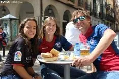 La afición oscense baña de azulgrana las calles de Soria. SN