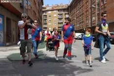 La afición oscense baña de azulgrana las calles de Soria. SN