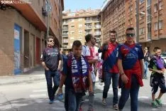 La afición oscense baña de azulgrana las calles de Soria. SN