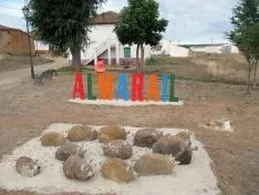 El museo al aire libre de Almarail culmina su rincón de homenaje al cerdo. 