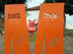 El museo al aire libre de Almarail culmina su rincón de homenaje al cerdo. 