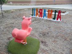 El museo al aire libre de Almarail culmina su rincón de homenaje al cerdo. 