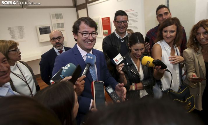 El presidente de la Junta, con los periodistas este miércoles en Soria. /SN