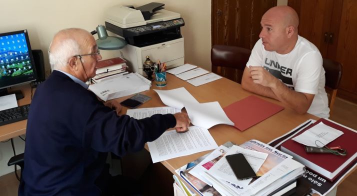 El párroco (izda.) con el representante de la adujudicataria durante la rúbrica del contrato. /DOS