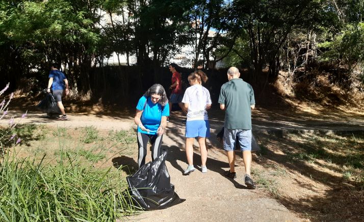 Voluntarios adnamantinos en una jornada de limpieza este verano. 