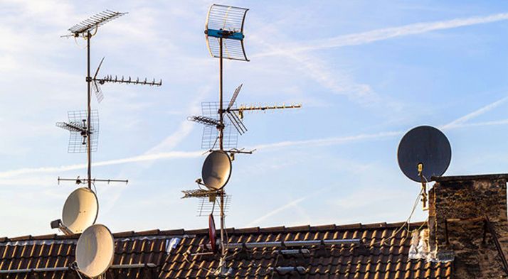 Un tejado con antenas para la recepción de la señal de tv. 
