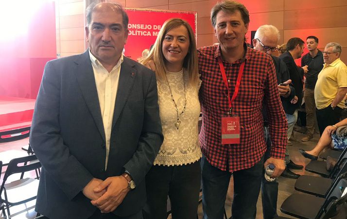 Virgina Barcones, con Carlos Martínez Mínguez (dcha.) y un compañero de partido este sábado en Toledo. 
