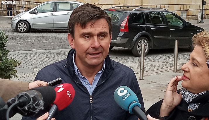 Castro, en una comparecencia ante los medios, junto a Yolanda de Gregorio. /SN