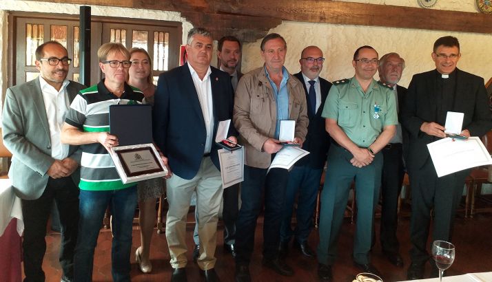 Autoridades, funcionarios y condecorados en foto de familia este viernes. /Subdelegación