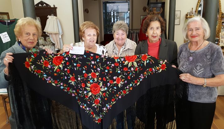 La agraciada (2ª izda.) con miembros de la agrupación en el establecimiento Mari Satur. 