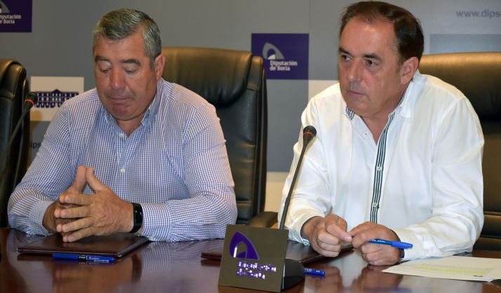 Gustavo Gonzalo (izda.) y Benito Serrano tras la rúbrica del convenio. 