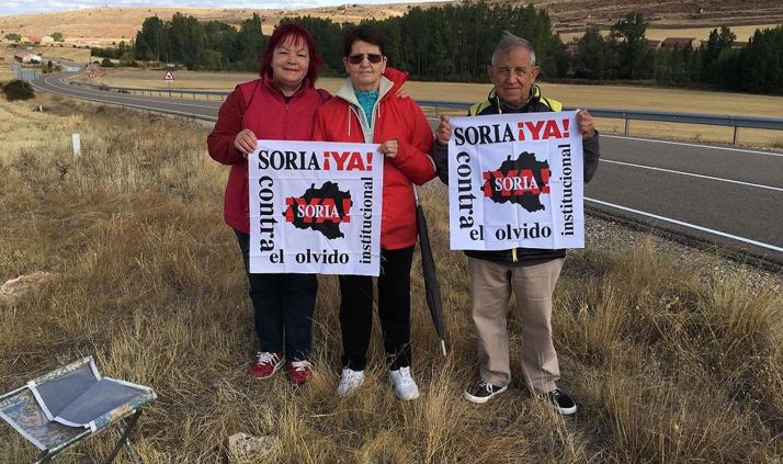 Vecinos de Noviales esta mañana de miércoles. /@noviales