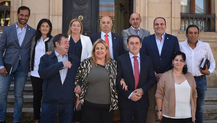 De Gregorio, abajo a la izquierda, tras el pleno de la Diputación. /Dip.
