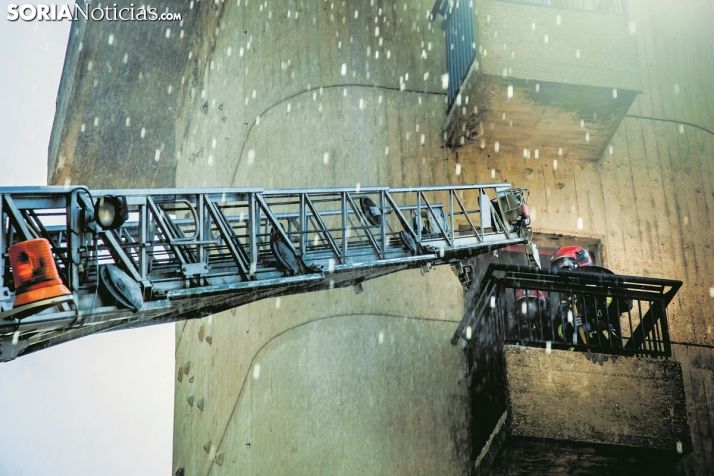 Los bomberos de Soria usando su autoescalera en una imágen de archivo de Soria Noticias.