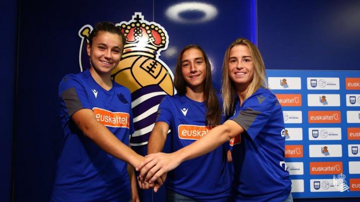 Lucía Rodríguez, justo en el medio, durante su presentación como nueva jugadora de la Real Sociedad. Real Sociedad