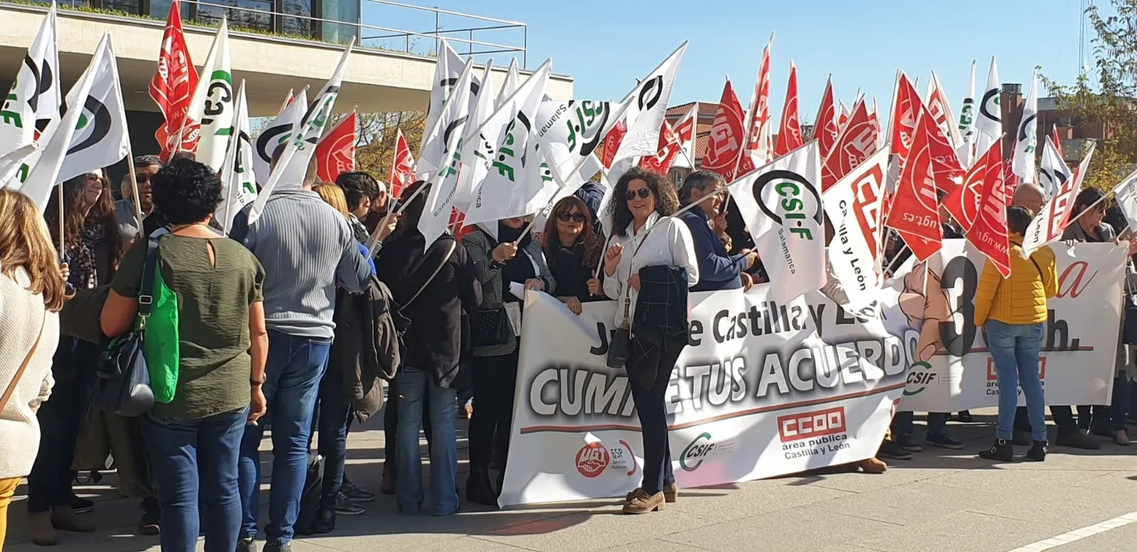 Una imagen de la concentración a la entrada de la Delegación de la Junta en Soria. 