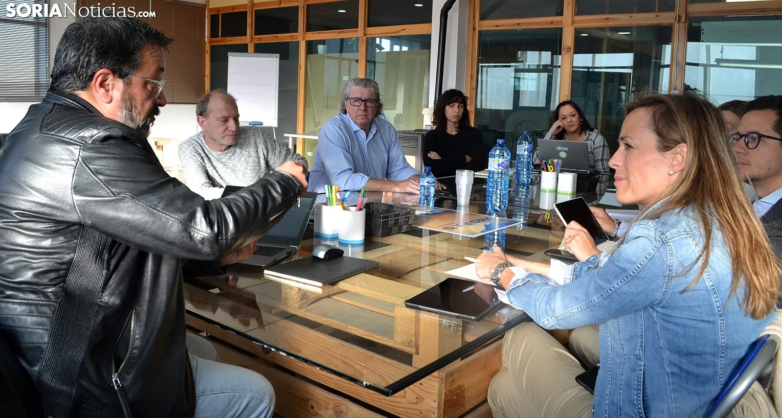 Una imagen de la reunión hoy en El Hueco. /SN