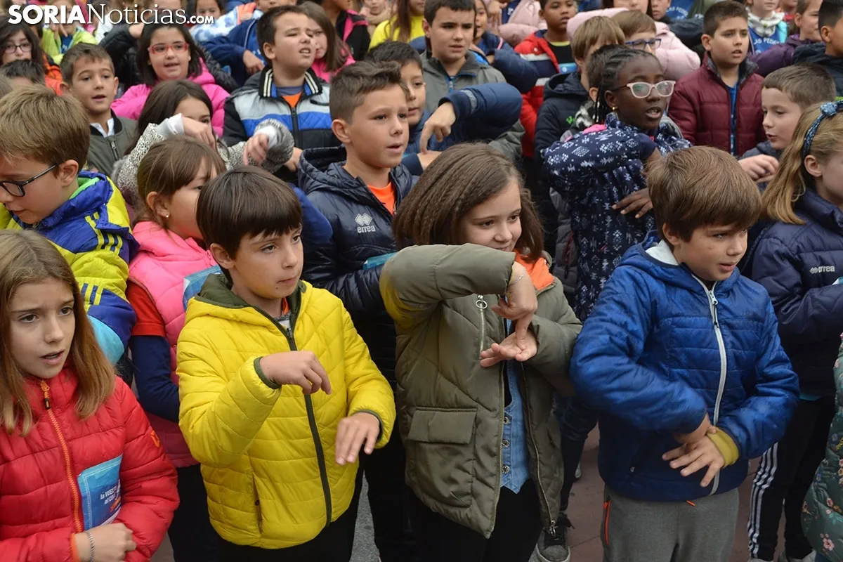 Foto 10 - FOTOS Y V&Iacute;DEO: 500 ni&ntilde;os sorianos bailan para mandar toda su energ&iacute;a a Iv&aacute;n