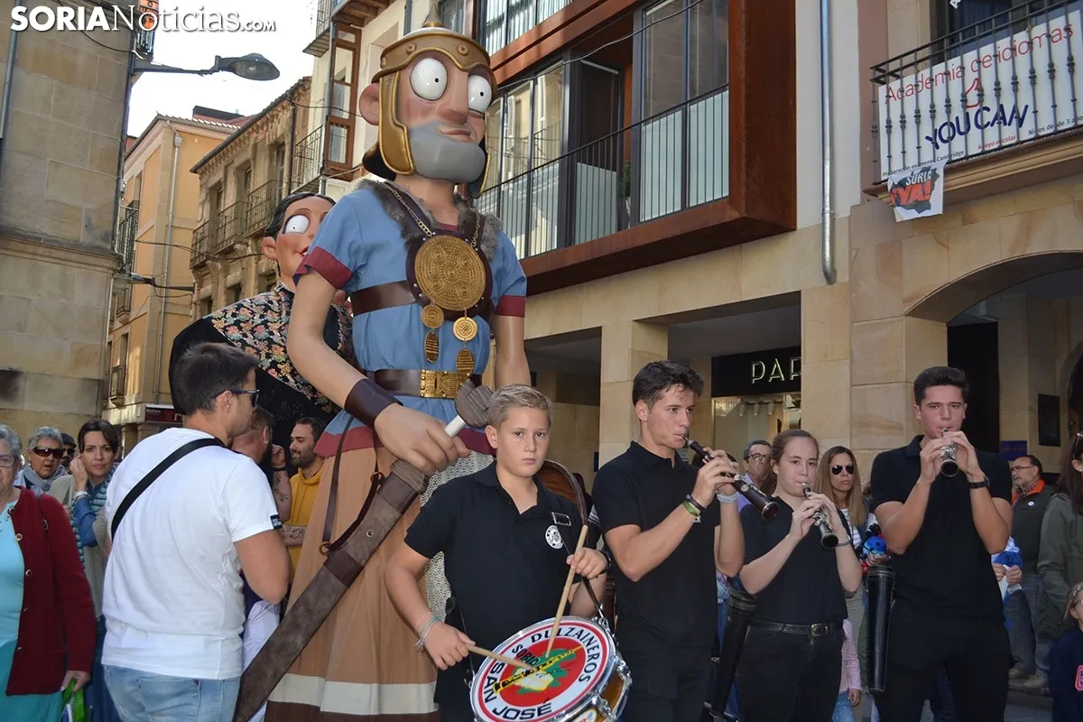 Gigantes y Cabezudos en Soria.