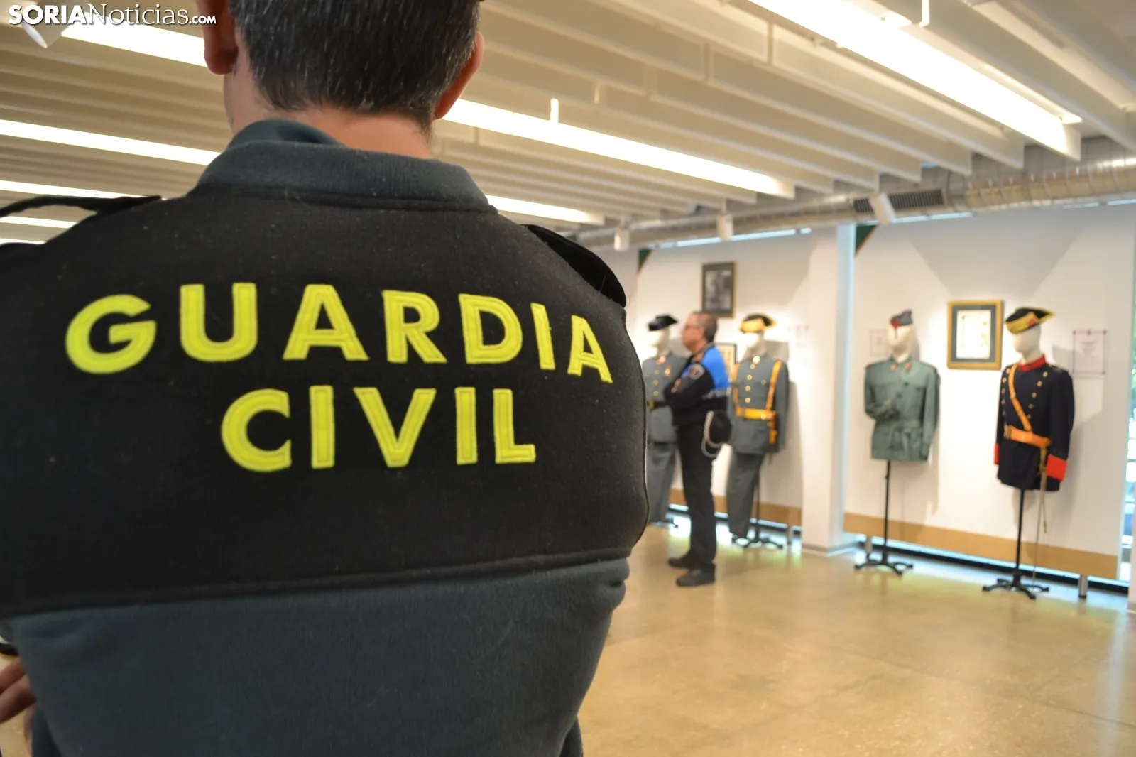 Una de las imágenes de la muestra y de su apertura este lunes. /SN