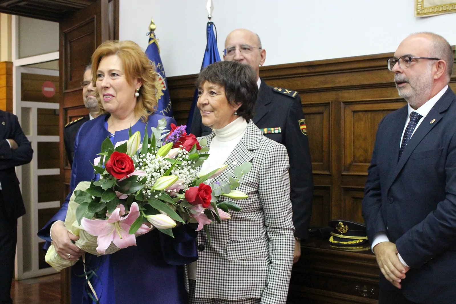 La delegada del Gobierno junto a la esposa del nuevo comisario. /SdG
