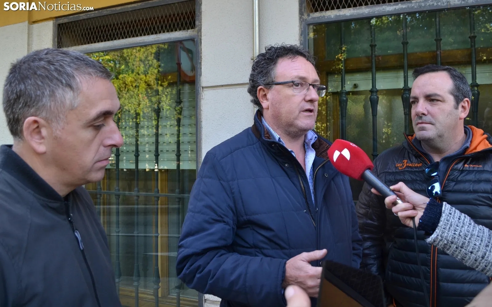 José Antonio Gallego, con dos compañeros, en su comparecencia ante los medios informativos. /SN