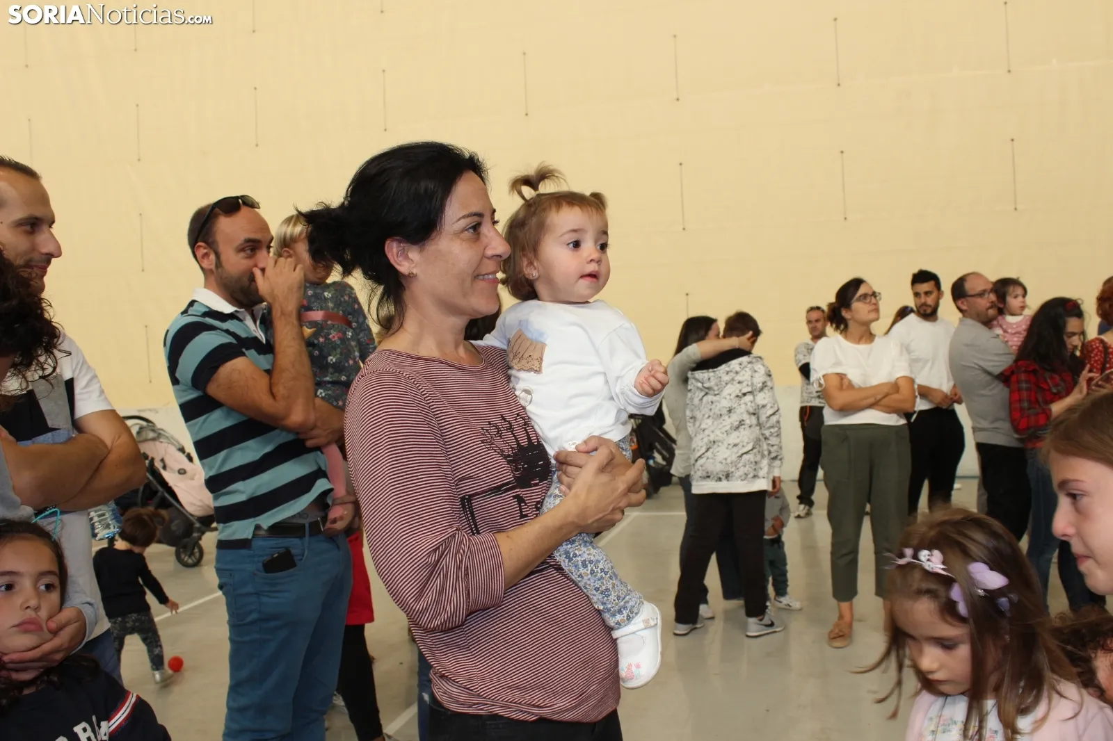 Los niños y las niñas sorianas, seducidos por el ritmo de Almozandia. SN