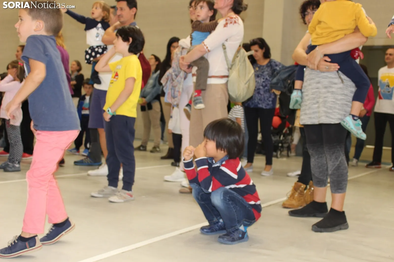 Los niños y las niñas sorianas, seducidos por el ritmo de Almozandia. SN