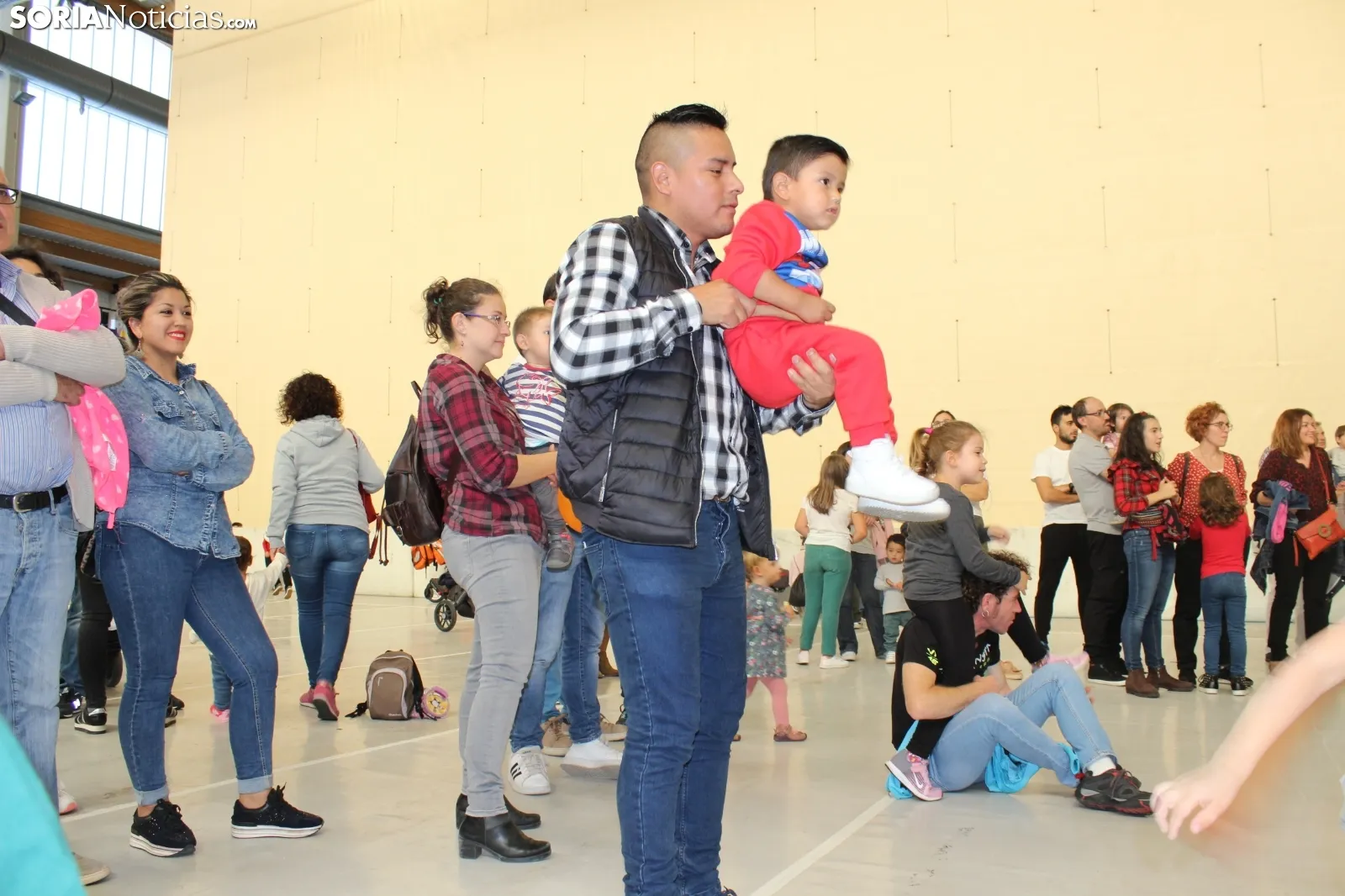 Los niños y las niñas sorianas, seducidos por el ritmo de Almozandia. SN