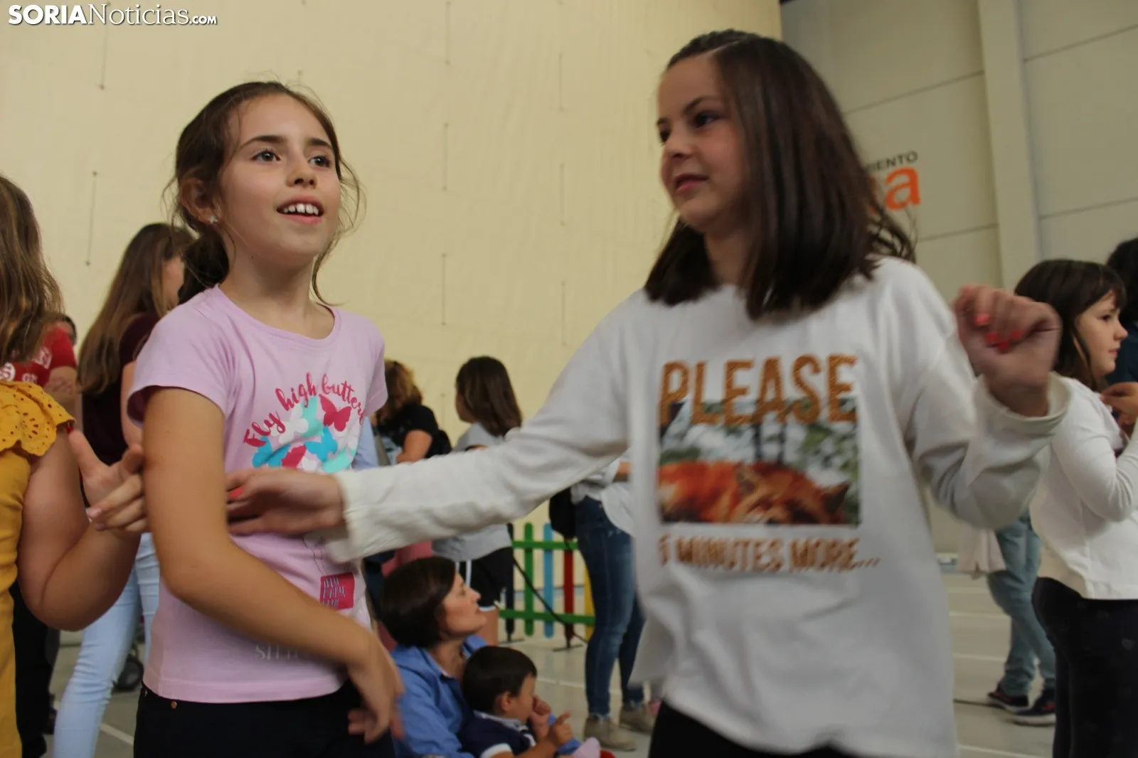 Los niños y las niñas sorianas, seducidos por el ritmo de Almozandia. SN