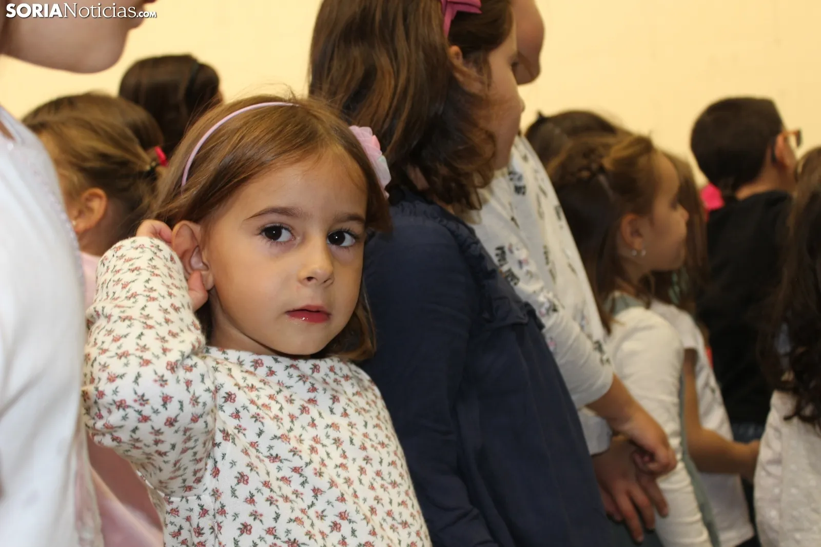 Los niños y las niñas sorianas, seducidos por el ritmo de Almozandia. SN