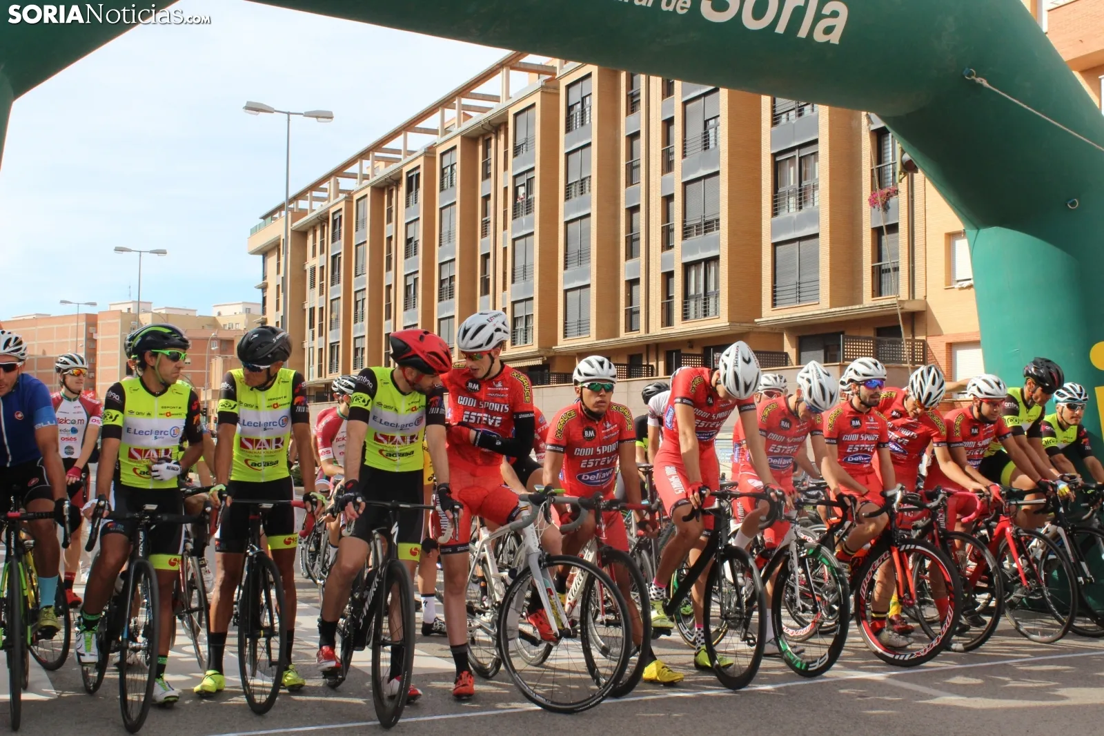 Deporte al aire libre y en el complejo de Fuente del Rey este domingo en la capital de Soria.