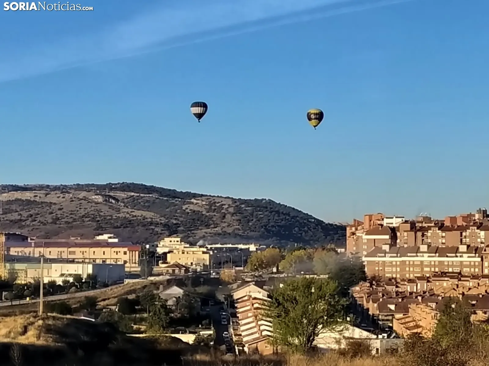 Dos globos sobrevuelan Soria. /David de Miguel