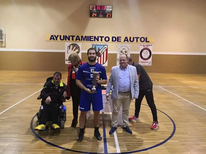 El SD Visontium levanta la Copa.